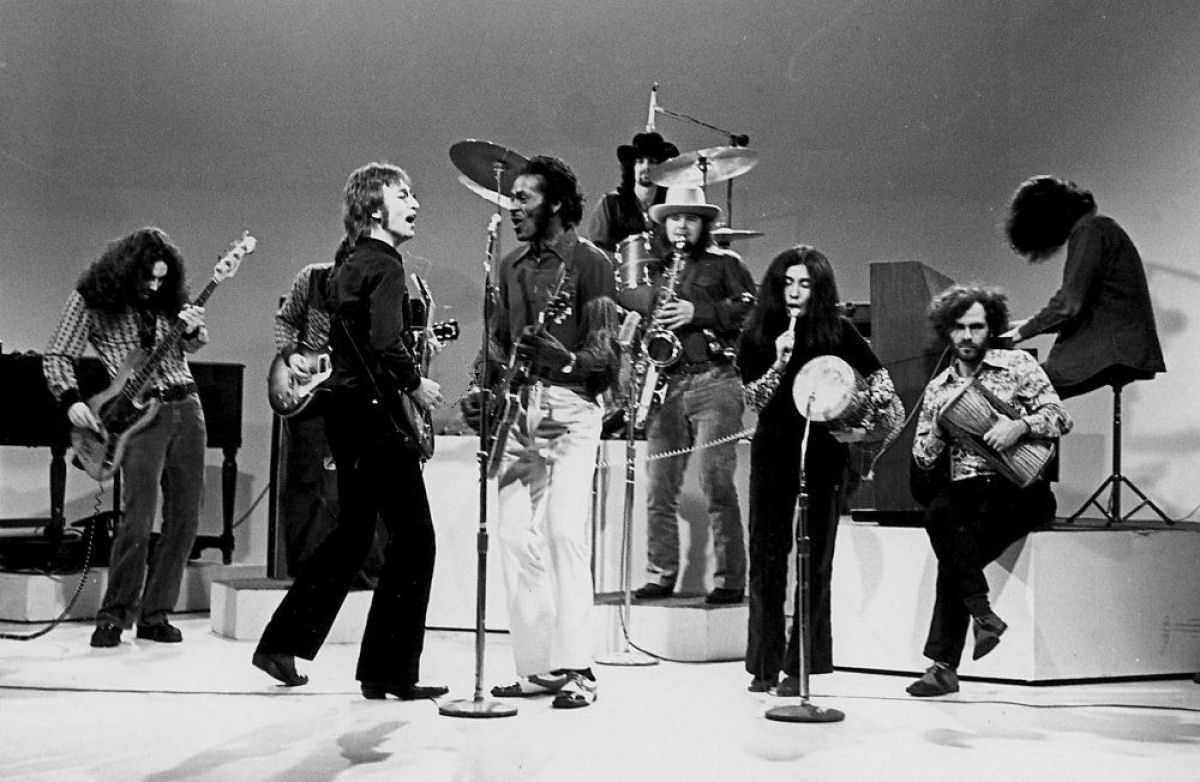 H trs lendas neste vdeo: Chuck Berry, John Lennon e o cara que desligou o microfone da Yoko 02