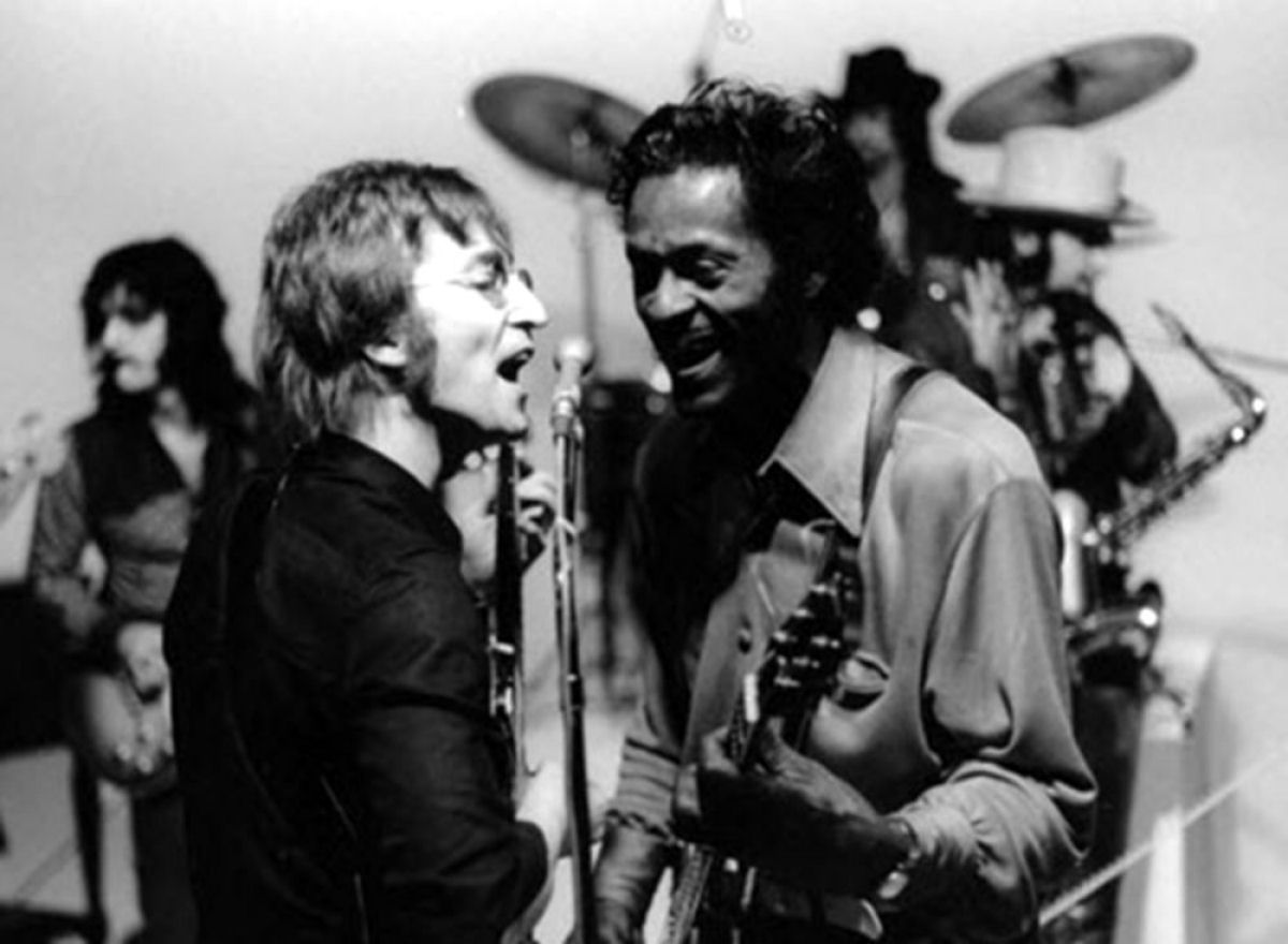 H trs lendas neste vdeo: Chuck Berry, John Lennon e o cara que desligou o microfone da Yoko 03