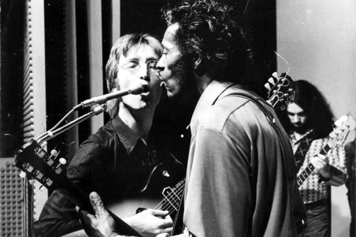 H trs lendas neste vdeo: Chuck Berry, John Lennon e o cara que desligou o microfone da Yoko 04