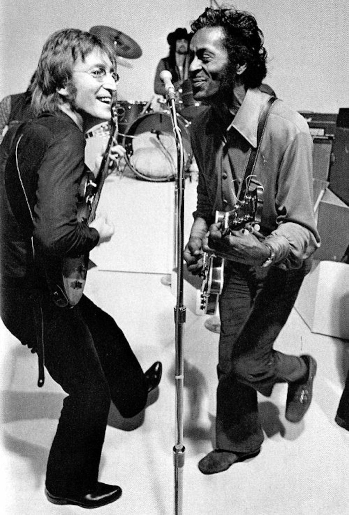 H trs lendas neste vdeo: Chuck Berry, John Lennon e o cara que desligou o microfone da Yoko 05