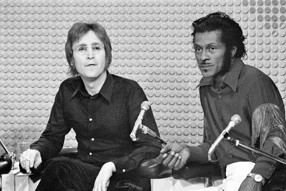 H trs lendas neste vdeo: Chuck Berry, John Lennon e o cara que desligou o microfone da Yoko 06