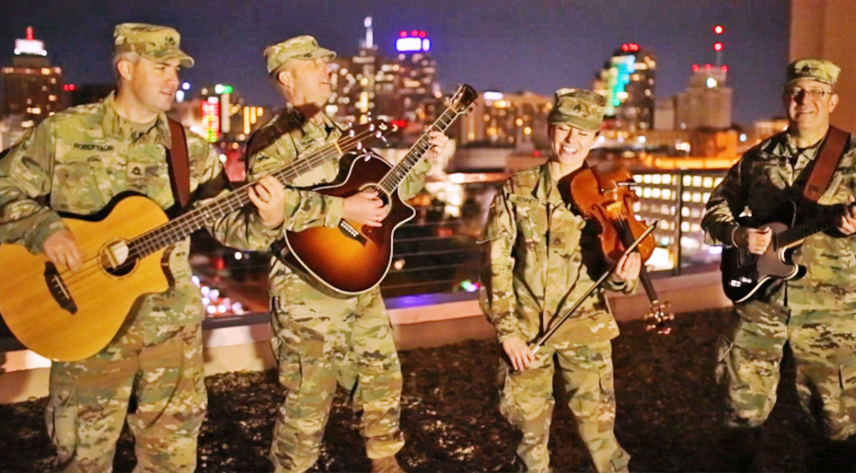 Banda de soldados do exército americano apresenta belos covers da música pop ao estilo bluegrass 