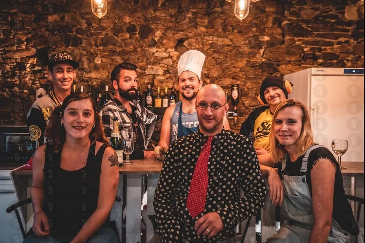 Tema da 'Pantera Cor-de-Rosa' tocada com porquinhos e galinhas de borracha