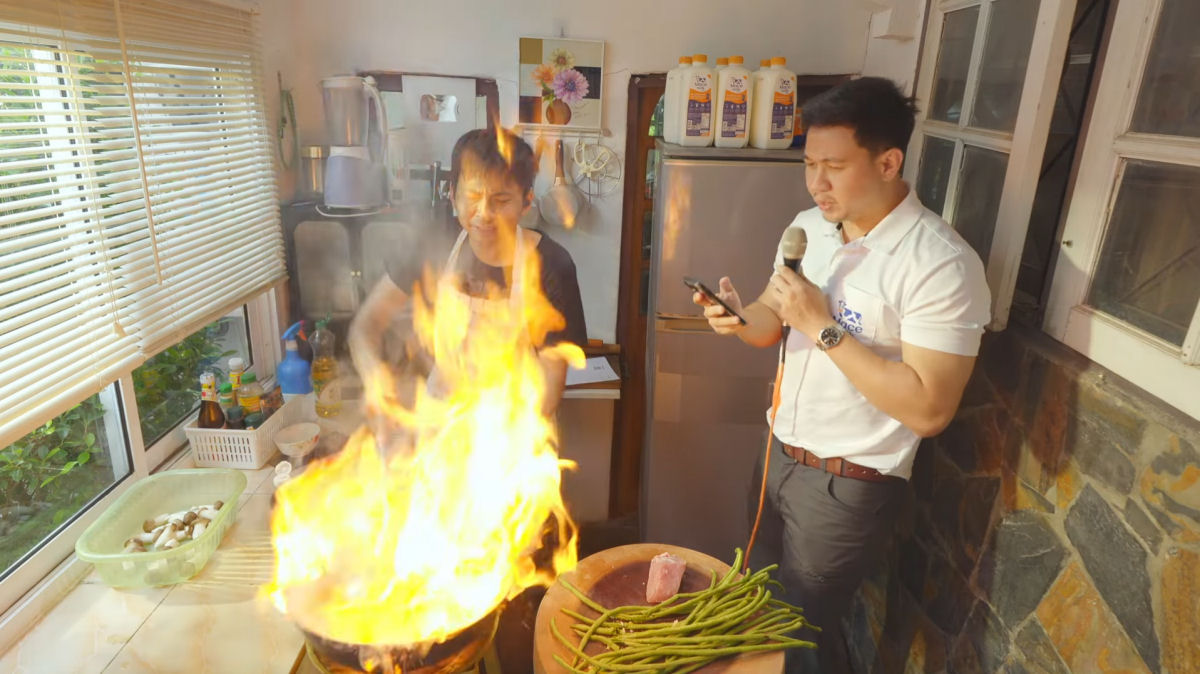 Dois tailandeses quase incendeiam o 'palco' fazendo comida temperada com rock