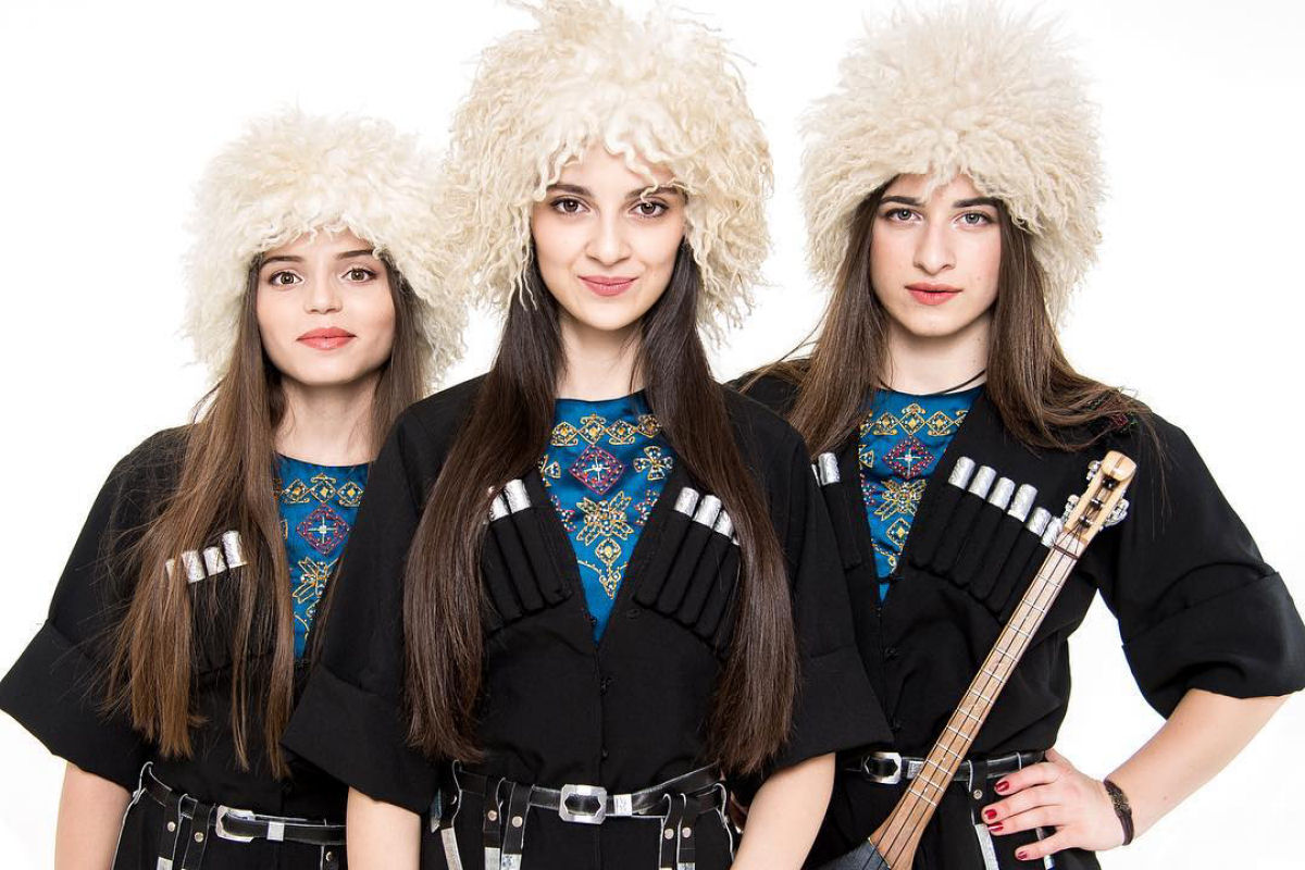 Trio georgiano maravilha os internautas com interpretaes enrgicas de um cancioneiro global