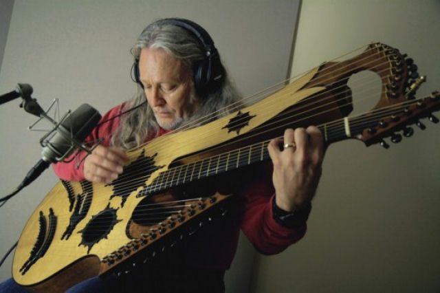 Msico americano cria um estranho instrumento de 27 cordas