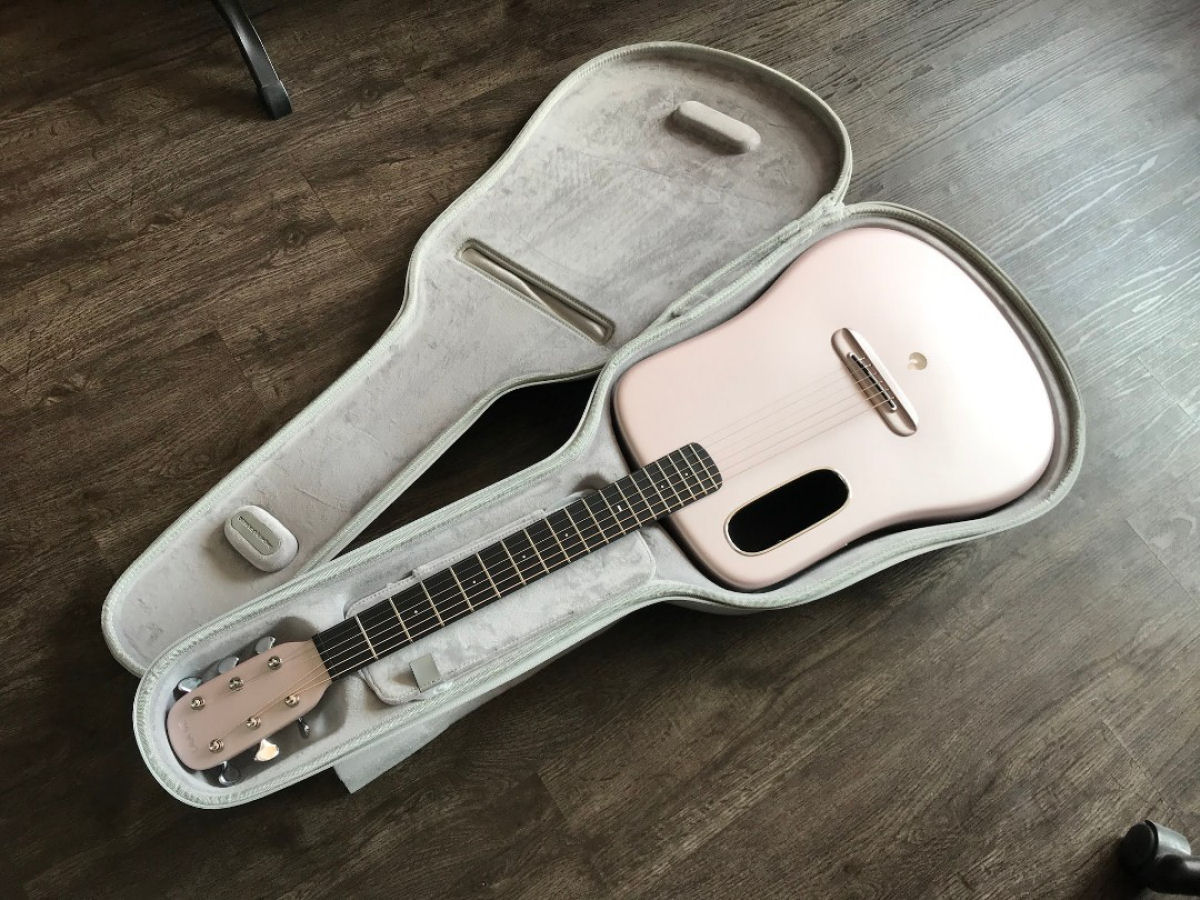 Lava Me 3, um violão inteligente de fibra de carbono com efeitos, loops e aplicativos