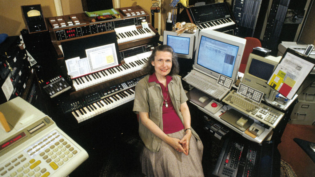 Mestre de música eletrônica demonstra o sintetizador Moog em dois períodos distintos