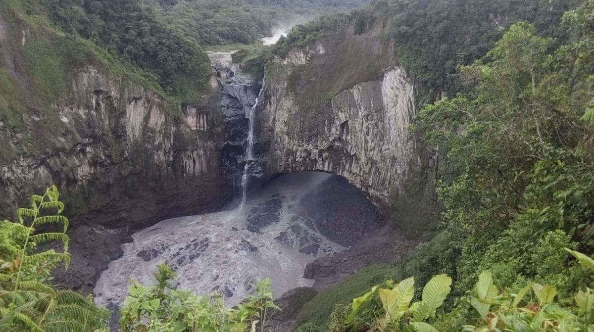 Sumidouro misterioso faz com que a maior cachoeira do Equador desapareça da noite para o dia