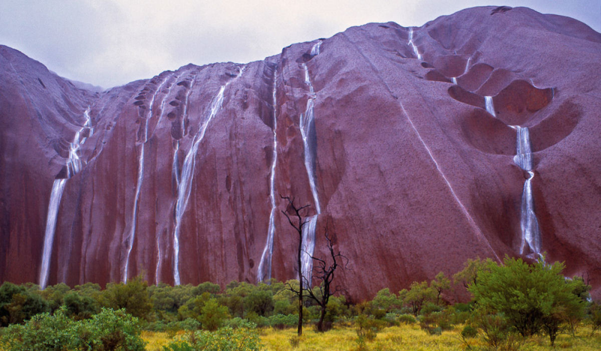 Maravilhas da Natureza - Cachoeiras em Uluru: uma visão de rara beleza 02