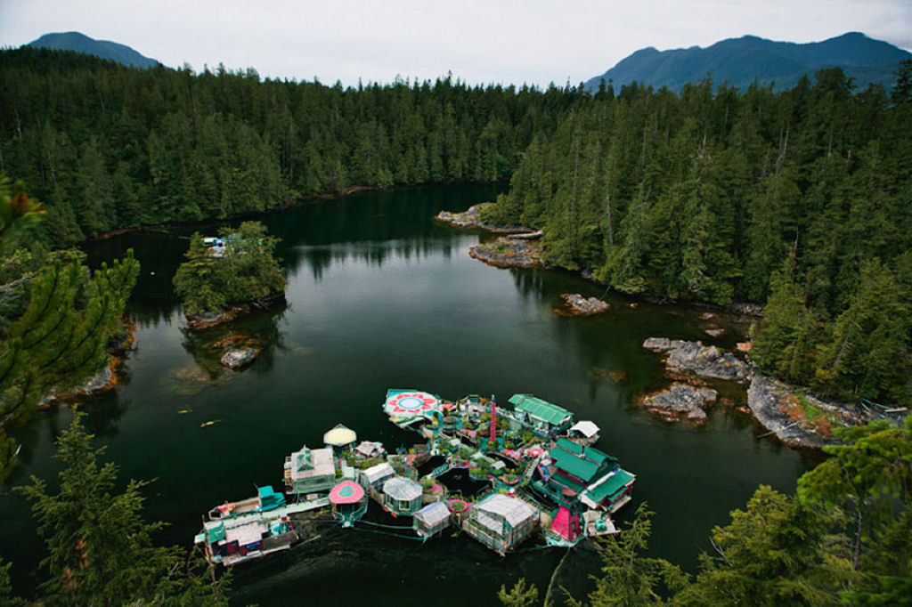 Este casal passou 20 anos construindo uma ilha flutuante sustentável para viver de modo autossuficiente 01