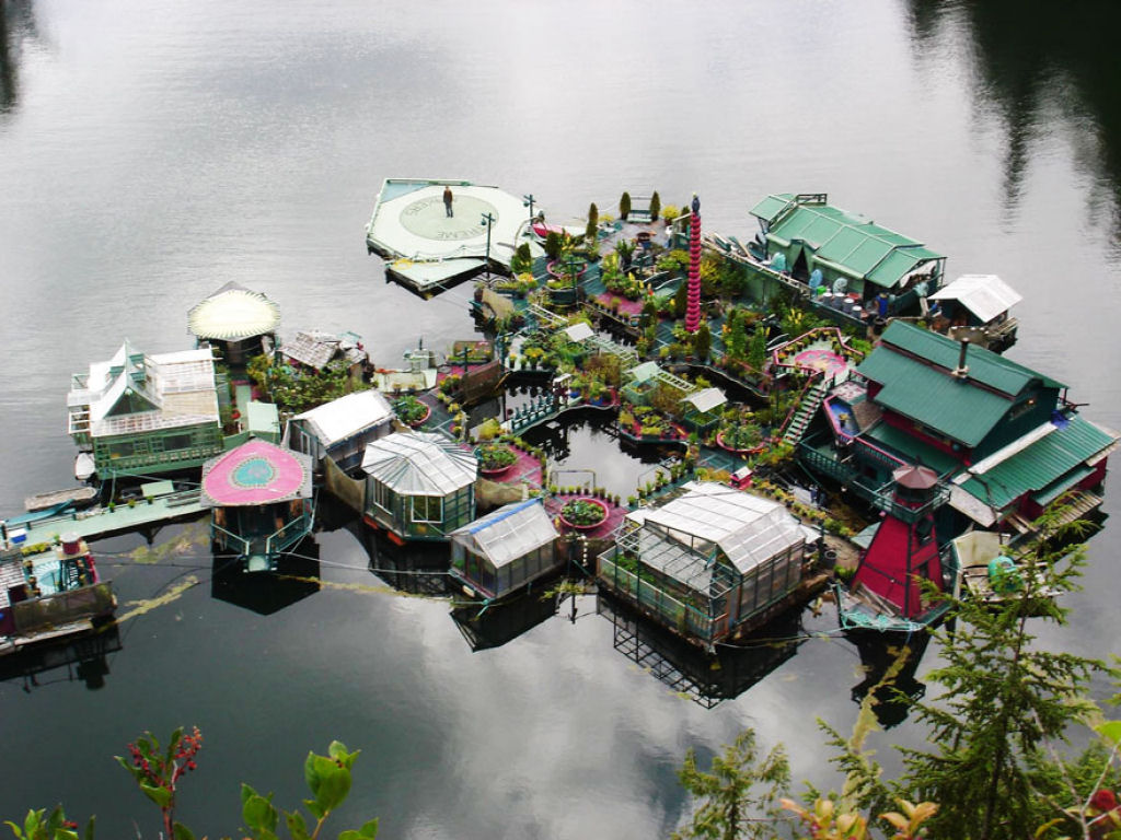 Este casal passou 20 anos construindo uma ilha flutuante sustentável para viver de modo autossuficiente 02