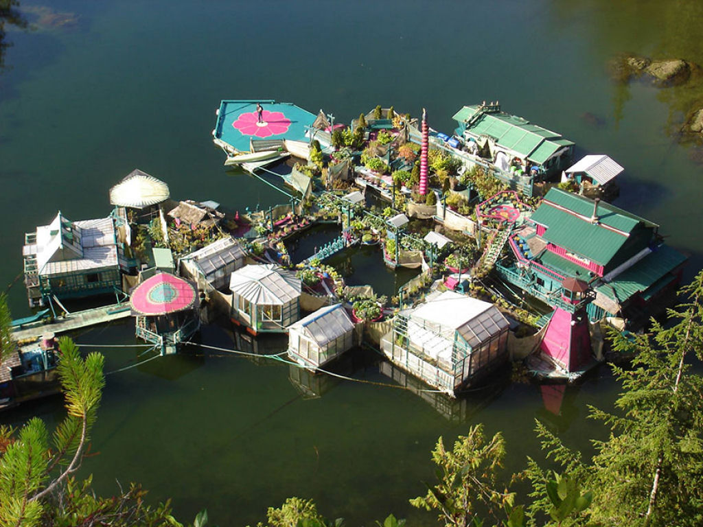 Este casal passou 20 anos construindo uma ilha flutuante sustentável para viver de modo autossuficiente 09