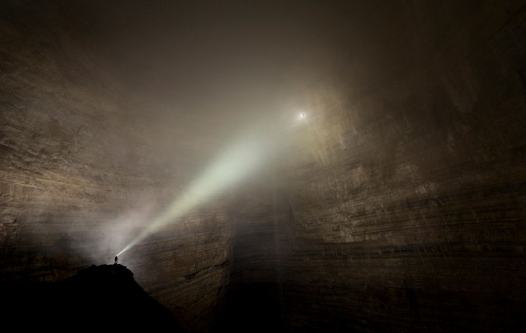 Este fotógrafo capta as imagens mais incríveis das maiores cavernas do mundo 01