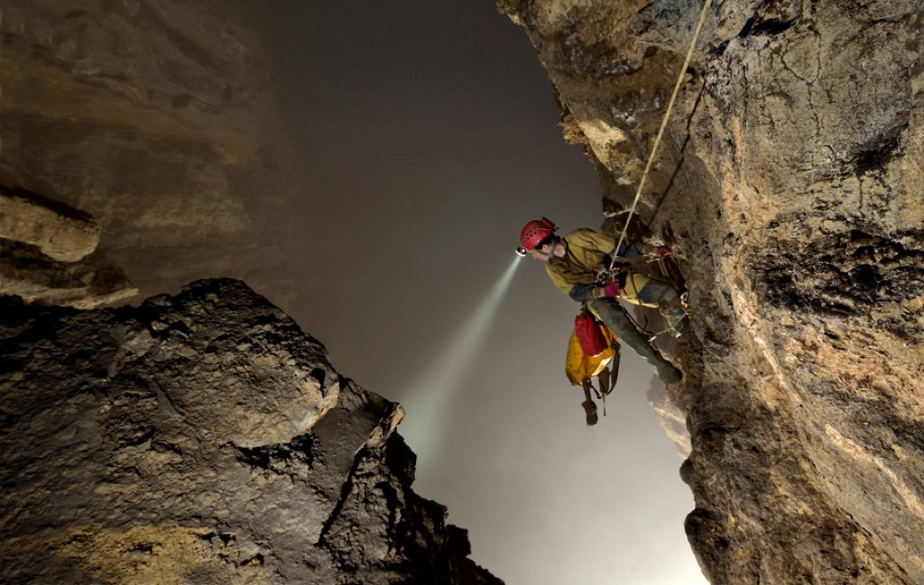 Este fotógrafo capta as imagens mais incríveis das maiores cavernas do mundo 06