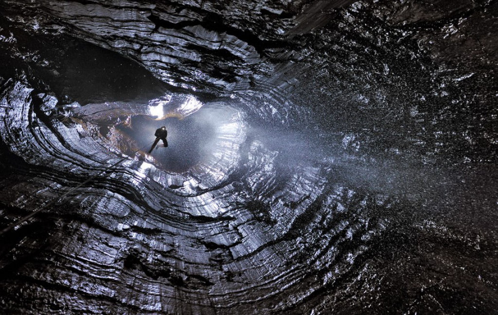 Este fotógrafo capta as imagens mais incríveis das maiores cavernas do mundo 07