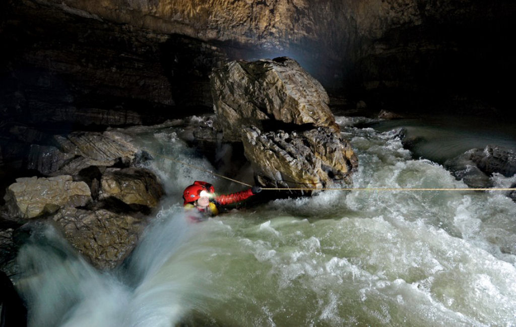 Este fotógrafo capta as imagens mais incríveis das maiores cavernas do mundo 13