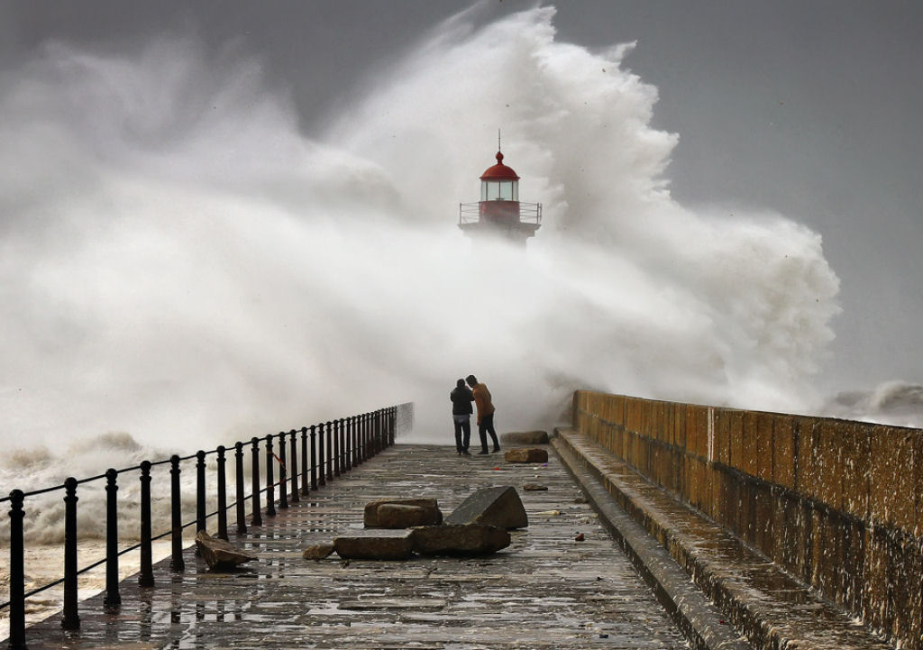 Tempestade com ondas enormes quase engole pessoas em Portugal 03
