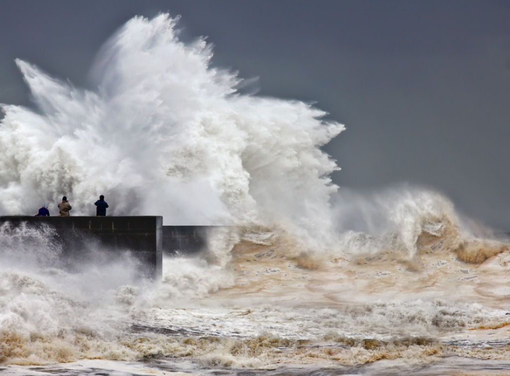 Tempestade com ondas enormes quase engole pessoas em Portugal 06