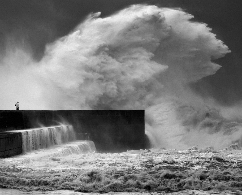 Tempestade com ondas enormes quase engole pessoas em Portugal 09