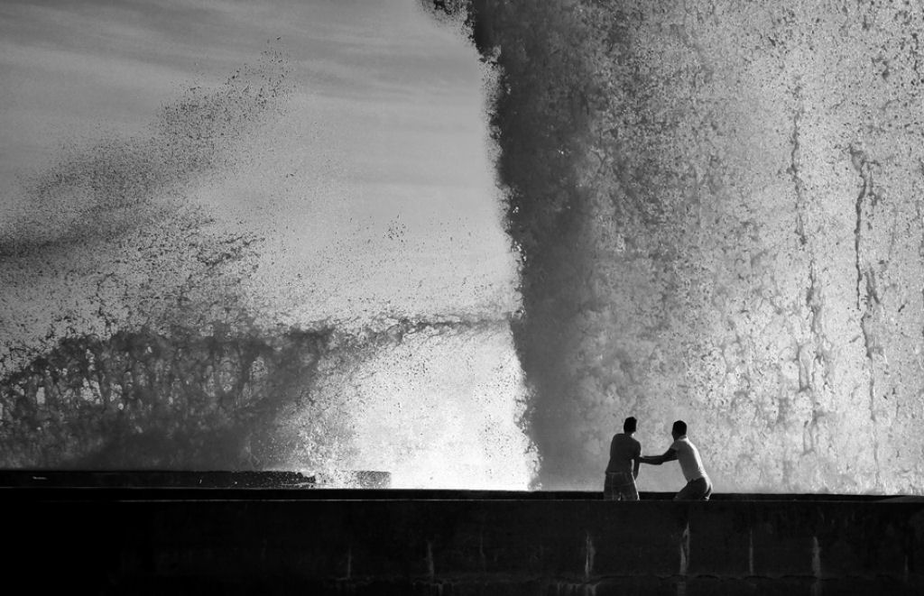 Tempestade com ondas enormes quase engole pessoas em Portugal 13