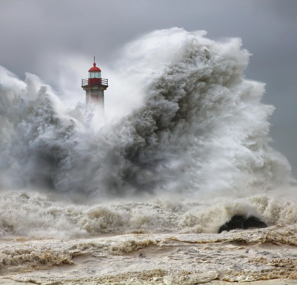 Tempestade com ondas enormes quase engole pessoas em Portugal 17
