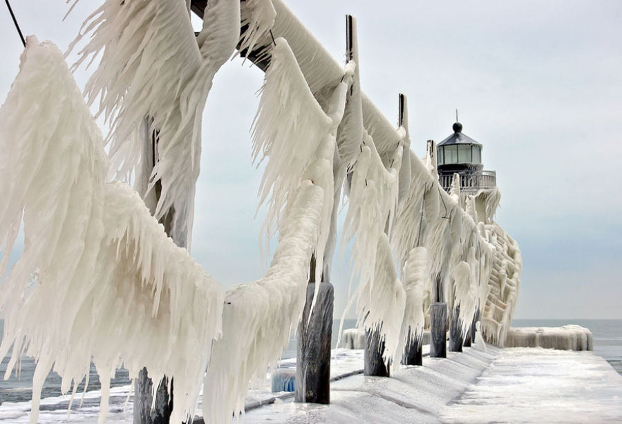 A beleza congelante dos faris do Lago Michigan cobertos de gelo 02
