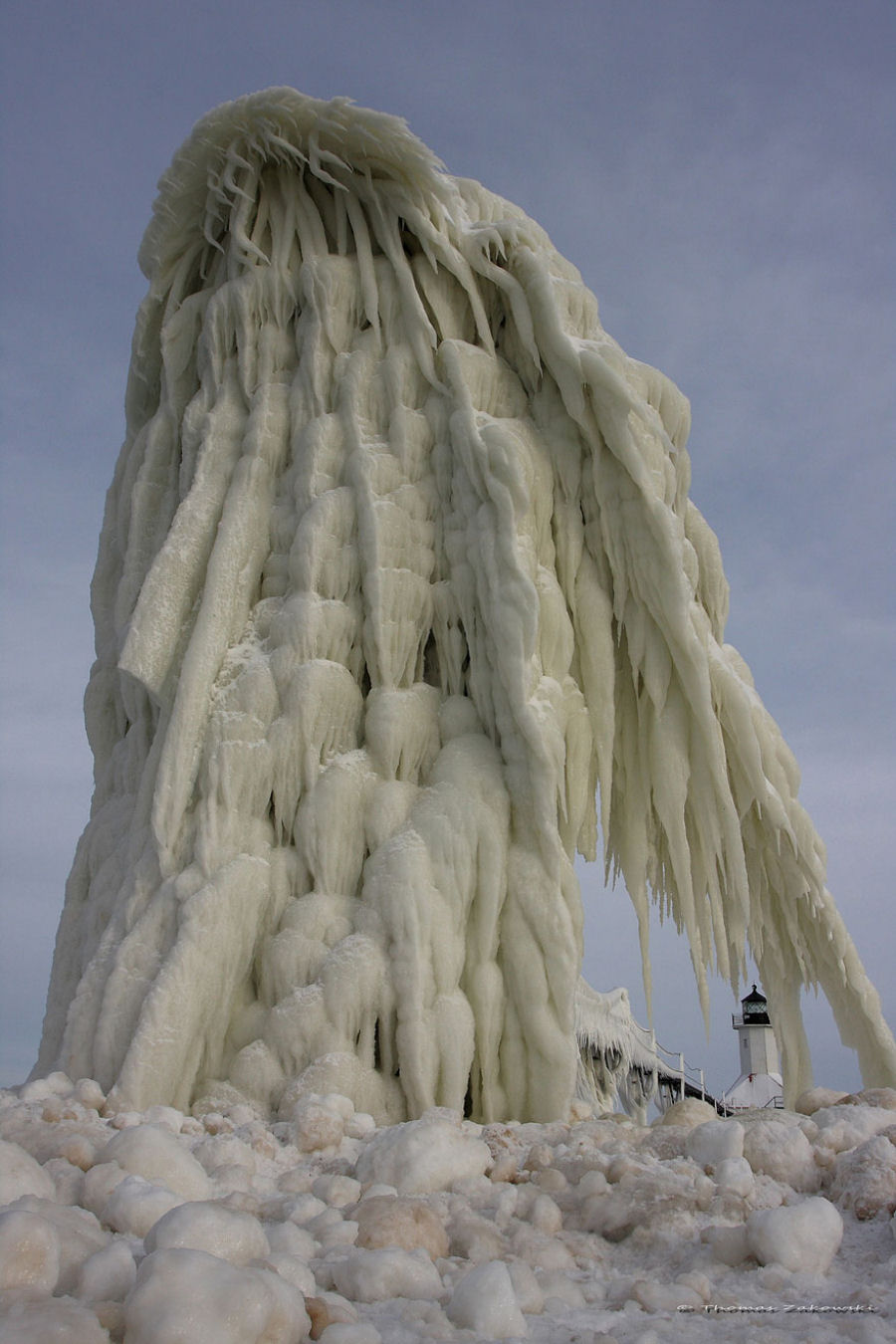 A beleza congelante dos faris do Lago Michigan cobertos de gelo 05
