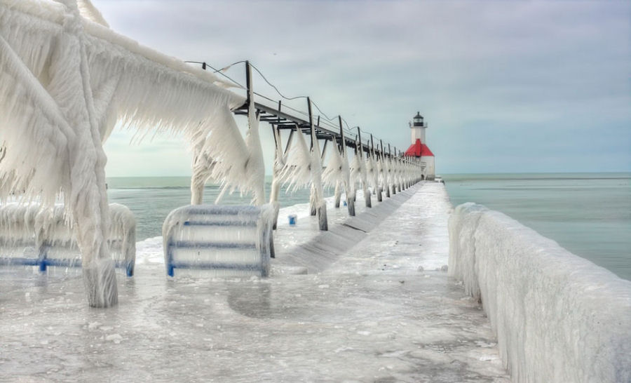 A beleza congelante dos faris do Lago Michigan cobertos de gelo 06