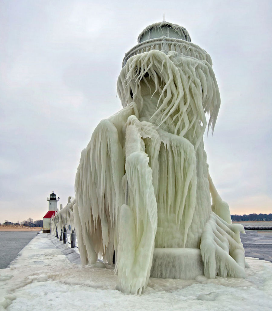 A beleza congelante dos faris do Lago Michigan cobertos de gelo 07