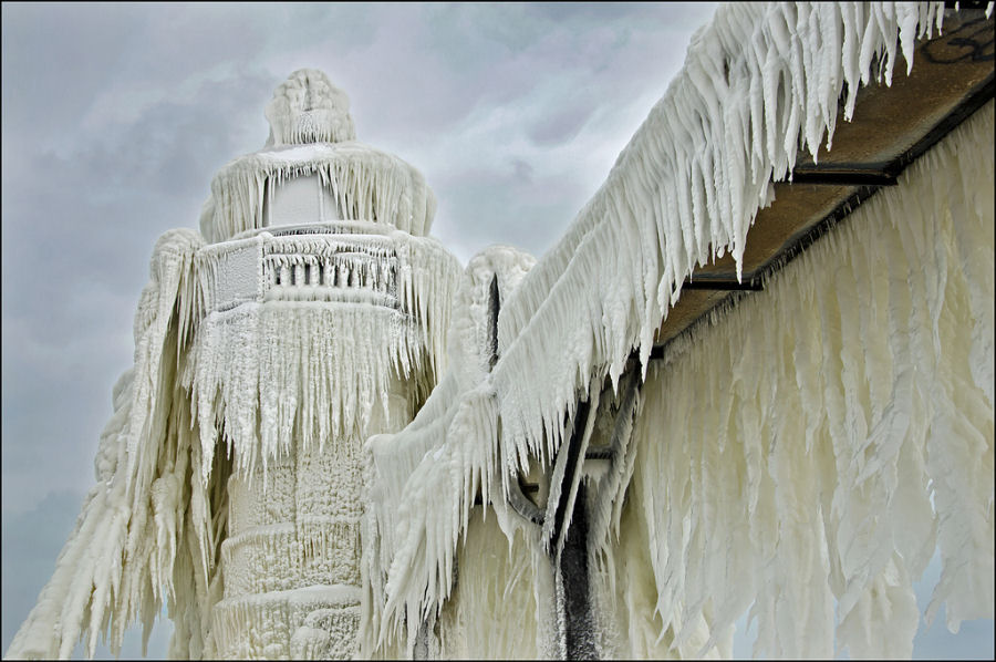 A beleza congelante dos faris do Lago Michigan cobertos de gelo 10