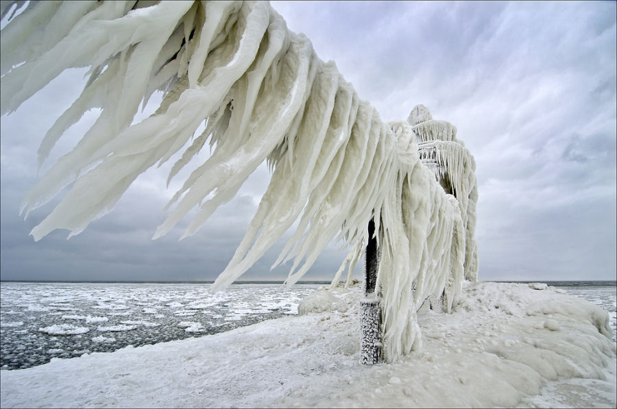 A beleza congelante dos faris do Lago Michigan cobertos de gelo 11