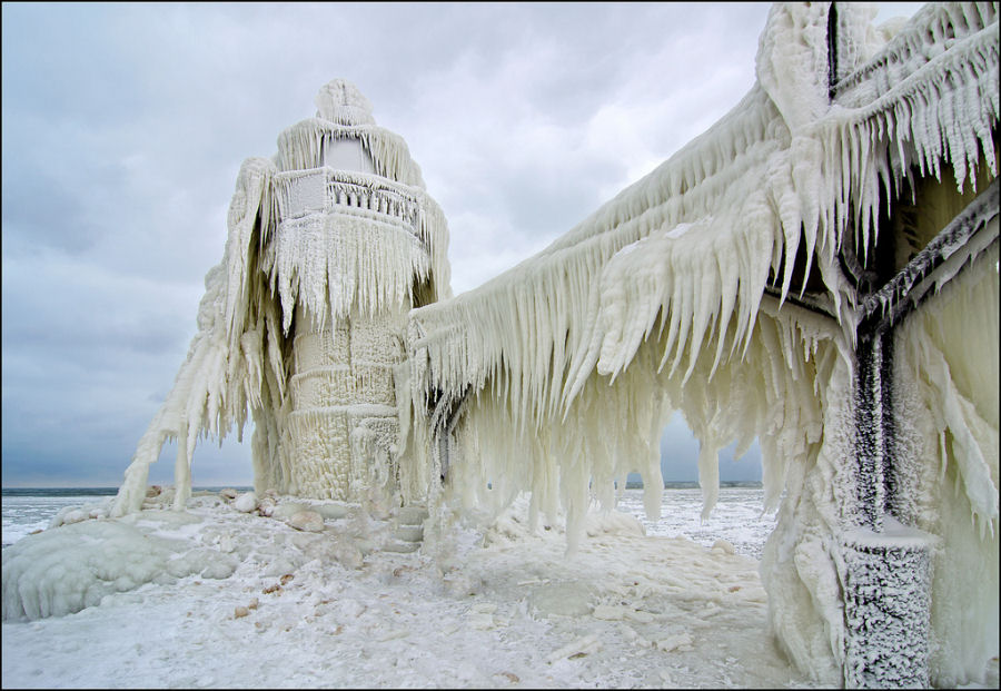 A beleza congelante dos faris do Lago Michigan cobertos de gelo 12