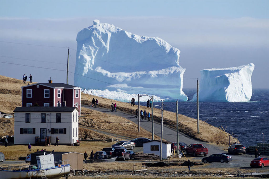 Iceberg gigante que encalhou na costa do Canad  maior do que aquele que afundou o Titanic 01