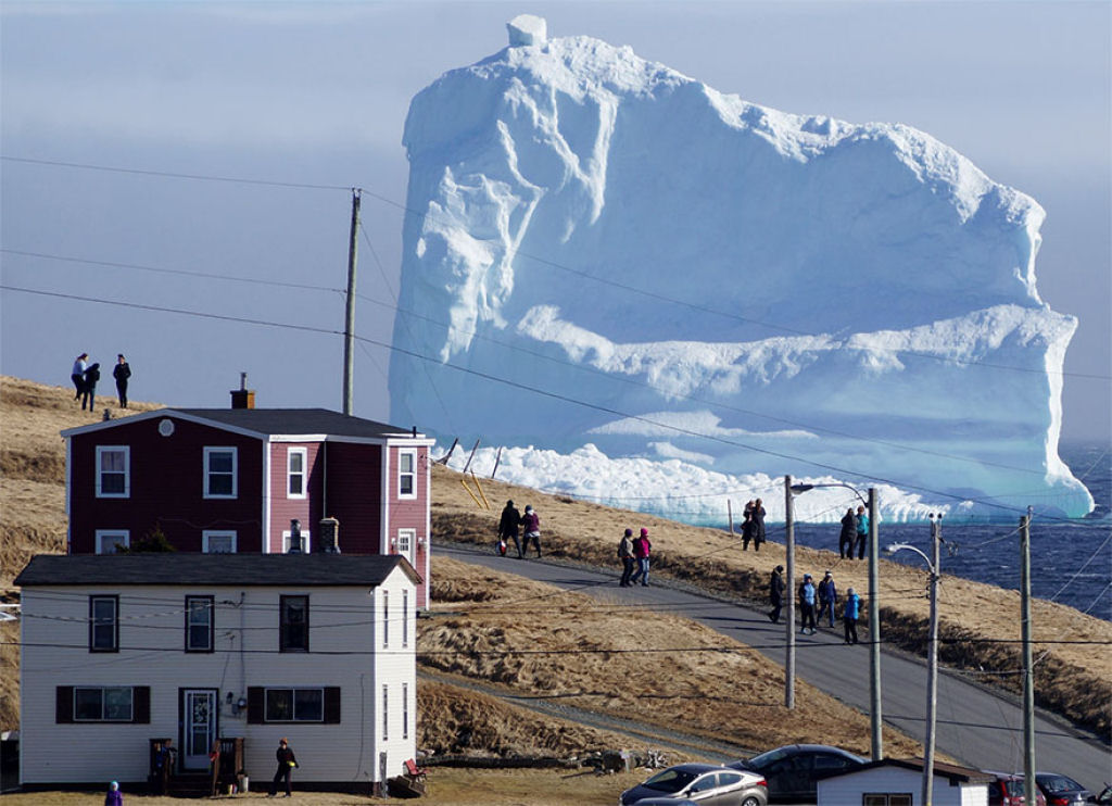 Iceberg gigante que encalhou na costa do Canad  maior do que aquele que afundou o Titanic 03