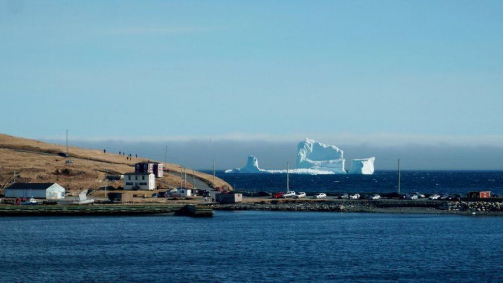 Iceberg gigante que encalhou na costa do Canad  maior do que aquele que afundou o Titanic 04