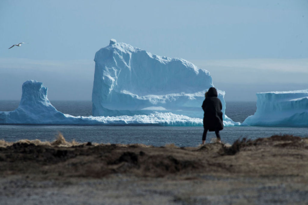 Iceberg gigante que encalhou na costa do Canad  maior do que aquele que afundou o Titanic 05