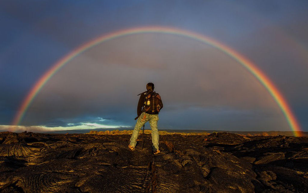 Fotógrafo arrisca a vida para tirar fotos do vulcão mais ativo do mundo 07