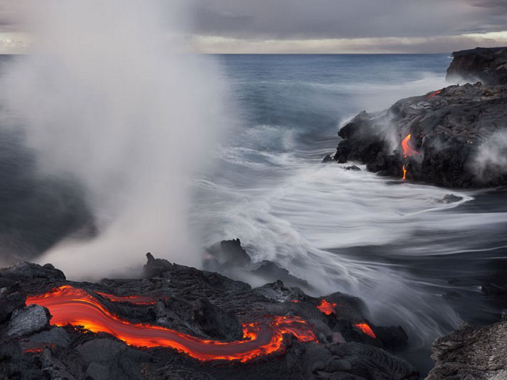 Fotógrafo arrisca a vida para tirar fotos do vulcão mais ativo do mundo 08