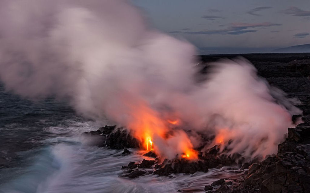 Fotógrafo arrisca a vida para tirar fotos do vulcão mais ativo do mundo 11