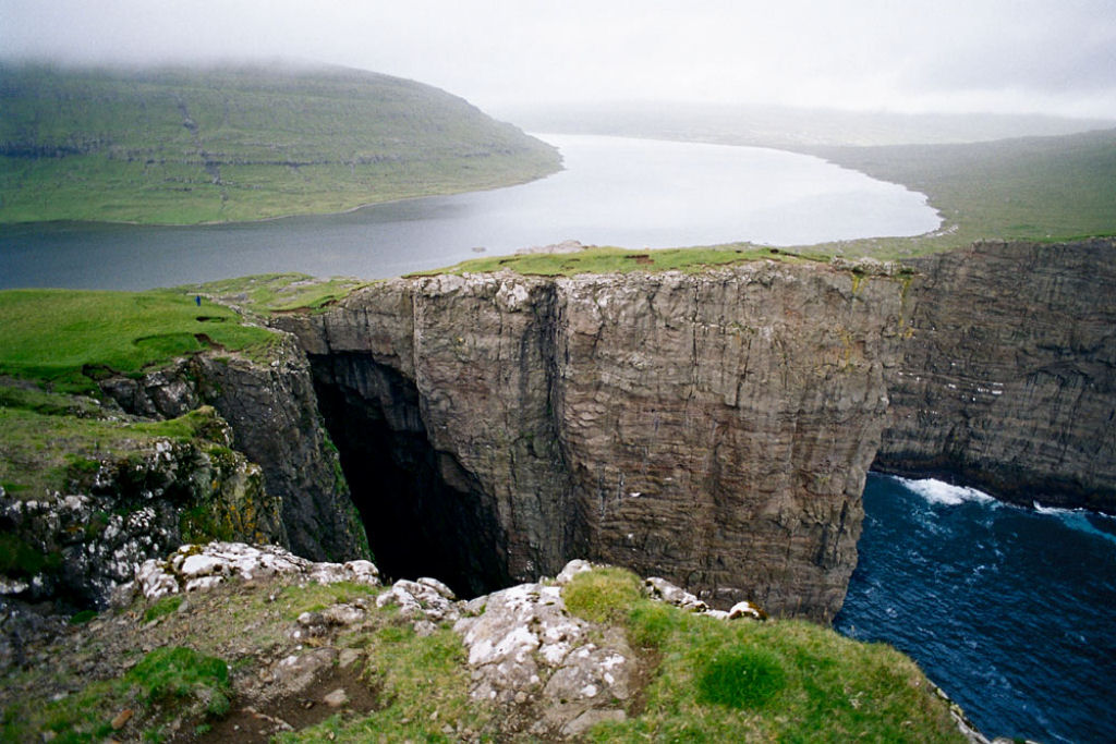 Maravilhas da Natureza - Lago Srvgsvatn nas Ilhas Faroe 01