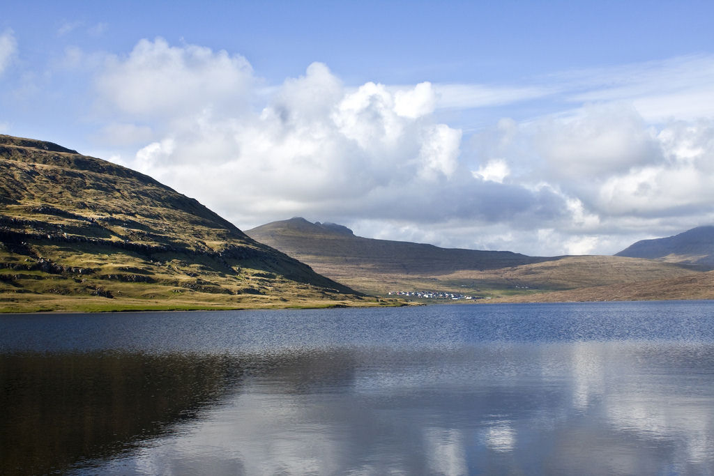 Maravilhas da Natureza - Lago Srvgsvatn nas Ilhas Faroe 05