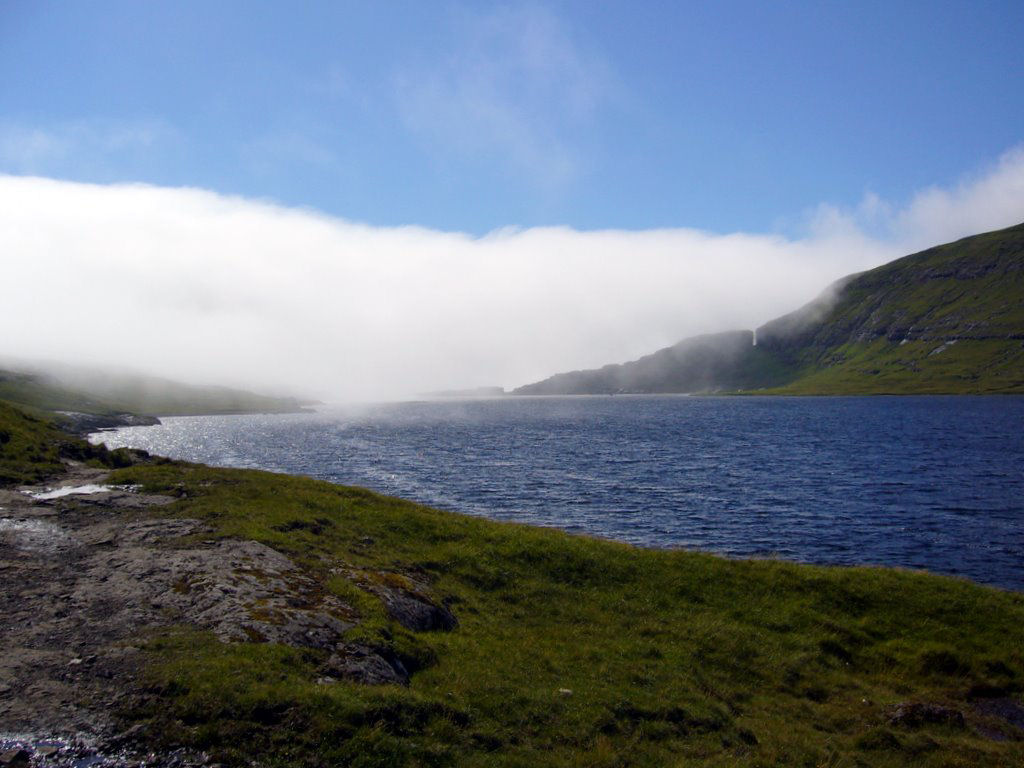 Maravilhas da Natureza - Lago Srvgsvatn nas Ilhas Faroe 06