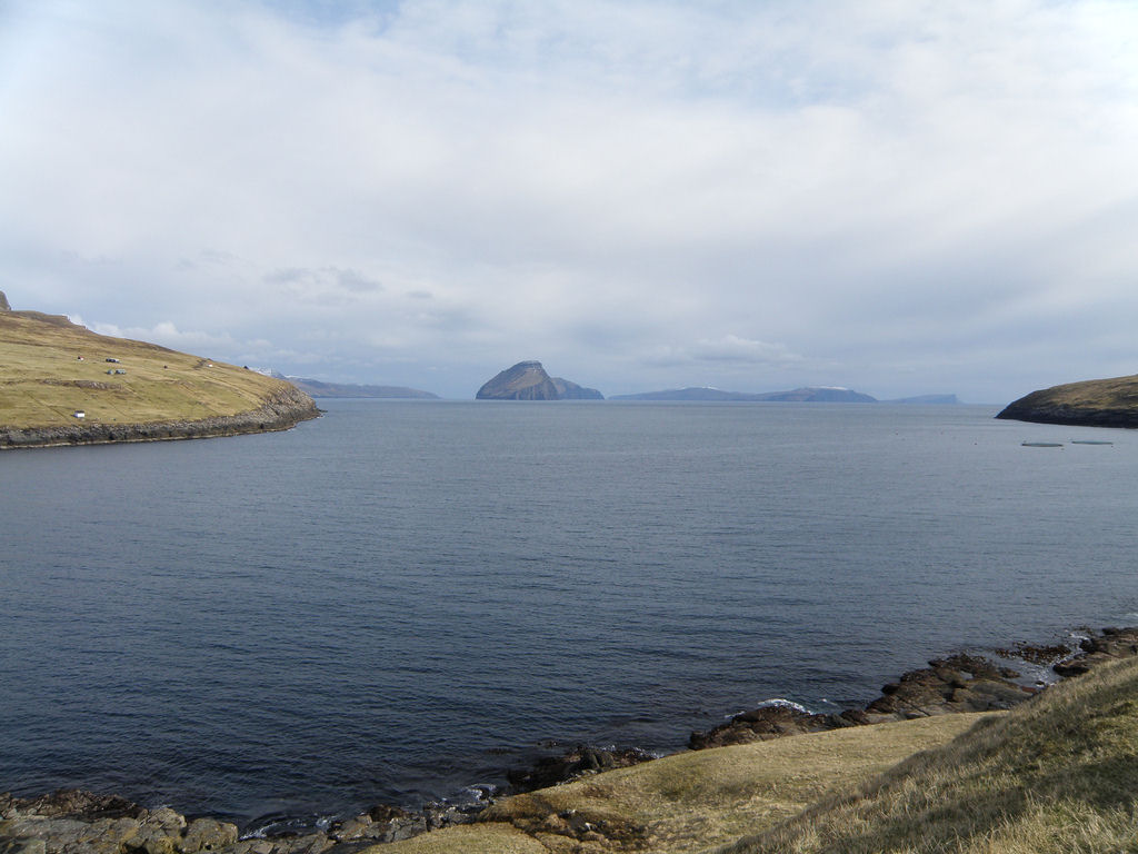 Maravilhas da Natureza - Lago Srvgsvatn nas Ilhas Faroe 07