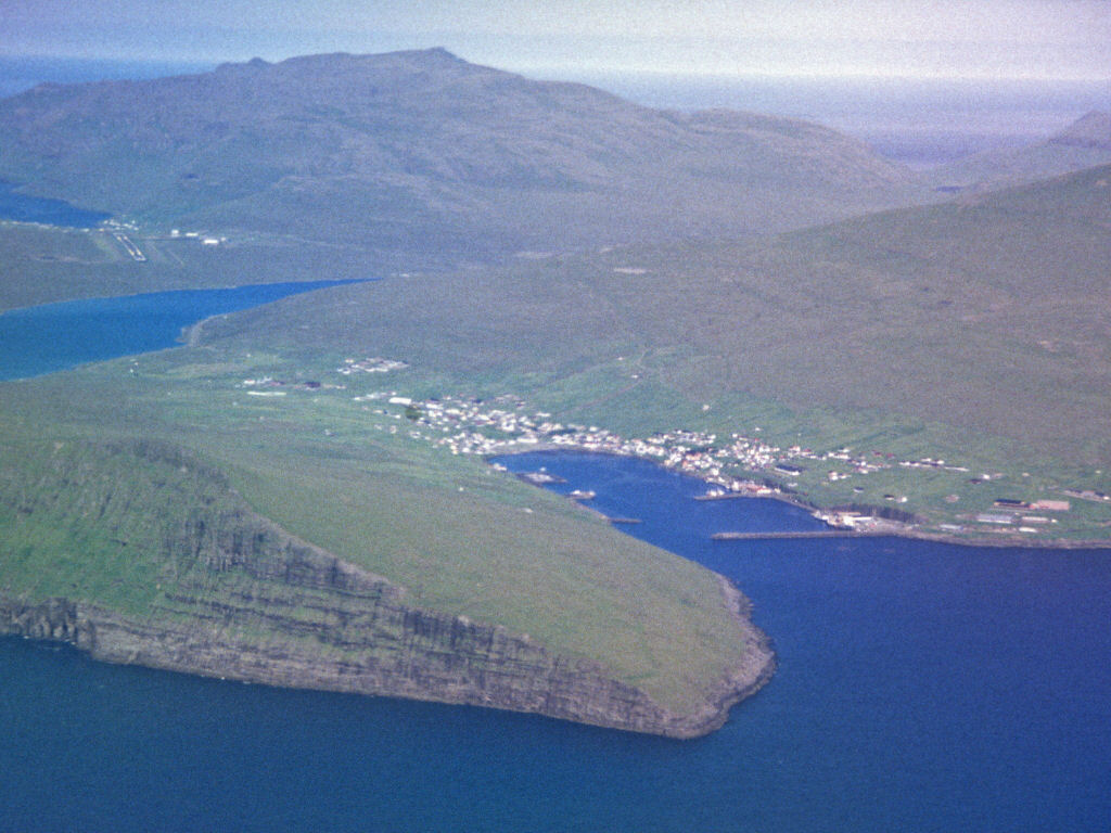 Maravilhas da Natureza - Lago Srvgsvatn nas Ilhas Faroe 08