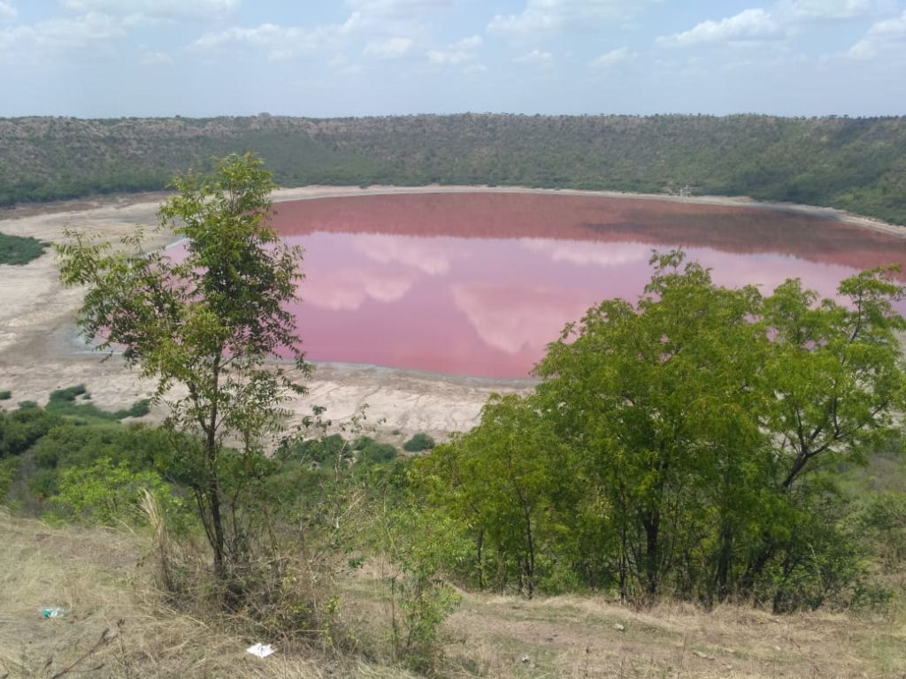Um lago criado por um meteorito na Índia surpreende os cientistas ao ficar rosado