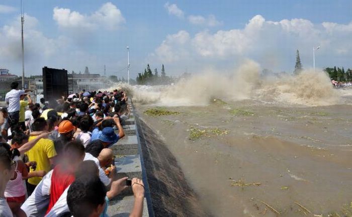 Enorme onda do rio Qiantang deixa 20 feridos na China 03