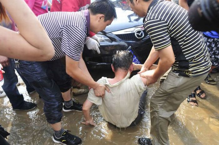 Enorme onda do rio Qiantang deixa 20 feridos na China 05