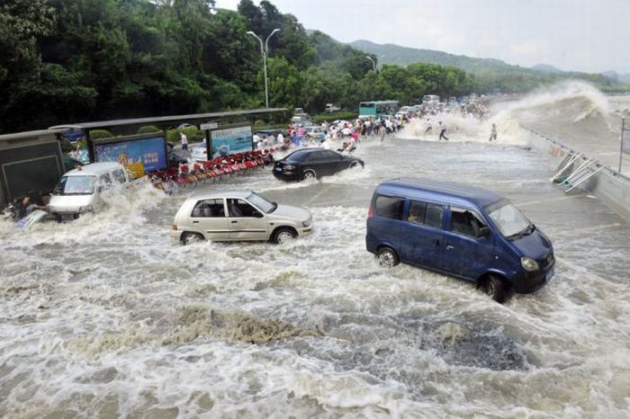 Enorme onda do rio Qiantang deixa 20 feridos na China 06