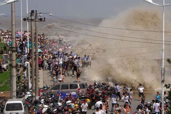 Enorme onda do rio Qiantang deixa 20 feridos na China 07